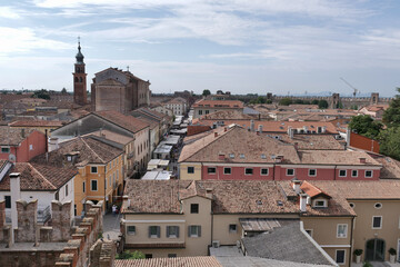Obraz premium Cittadella vista dalle mura, strada con mercato e tetti, Duomo sullo sfondo