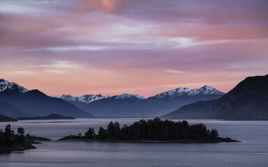 Fototapeta na wymiar Atardecer en el lago General Carrera, Chile.