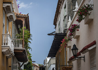 Fototapeta na wymiar Vista de los tradicionales balcones en Cartagena, Colombia.