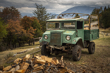 Camión canadiense utilizado para leña y forestaciones en la Patagonia Argentina.