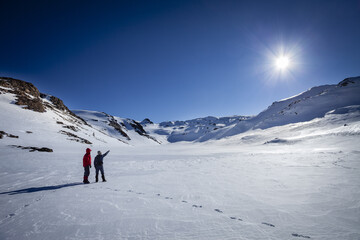 Fototapeta na wymiar Trekking de invierno al refugio Lindo en la Patagonia argentina.