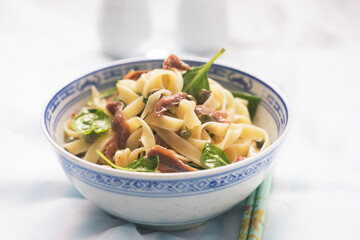 Fresh pasta with spinach, olive oil, anchois and capers