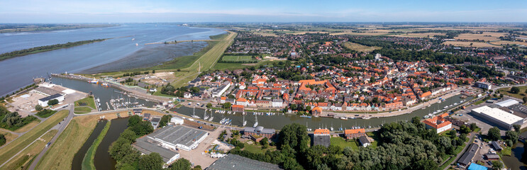 historische Stadtzentrum und Hafen von Gl&uuml;ckstadt, Weiter Blick &uuml;ber die Elbe bis zum Kernkraftwerk Brokdorf, F&auml;hre nach Wischhafen, Windr&auml;der am Horizont, Schleswig-Holstein, Deutschland