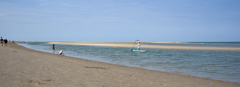 Sandstrand bei Ebbe in Renesse, Niederlande