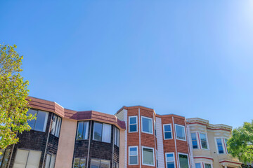 Fototapeta premium Rowhouses with bay windows against the clear sky in San Francisco, CA