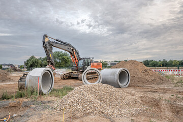 Bagger in Baugrube an Baustelle