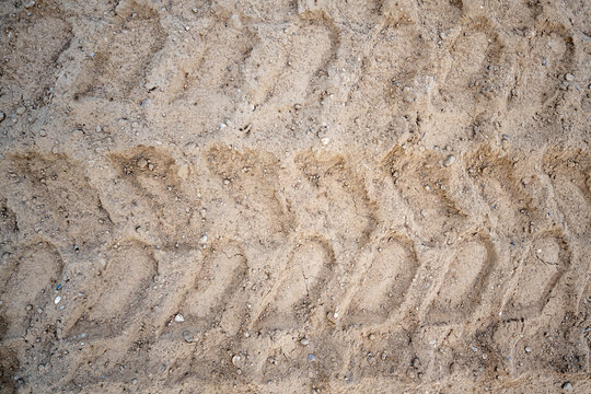 Baggerspuren im Sand