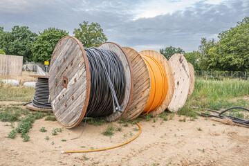 Kabelrollen mit Stromkabeln und Internetkabeln