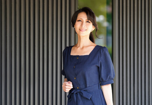 紺色の服を着た日本人女性_笑顔_バストアップ