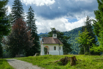 Fototapeta na wymiar Historische Kapelle auf der Alm am Lautersee