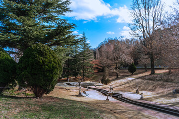 秋の観光地の公園風景