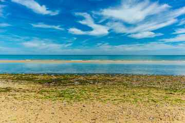 Strandspaziergang am wunderschönen Gold Beach vor der Küste von Ver-sur-Mer - Normandie - Frankreich