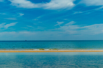 Strandspaziergang am wunderschönen Gold Beach vor der Küste von Ver-sur-Mer - Normandie - Frankreich