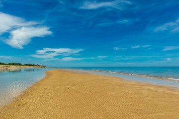 Strandspaziergang am wunderschönen Gold Beach vor der Küste von Ver-sur-Mer - Normandie - Frankreich