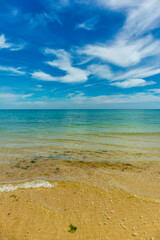 Strandspaziergang am wunderschönen Gold Beach vor der Küste von Ver-sur-Mer - Normandie - Frankreich