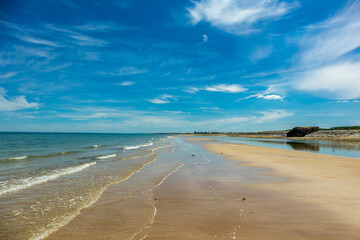 Strandspaziergang am wunderschönen Gold Beach vor der Küste von Ver-sur-Mer - Normandie - Frankreich