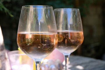 Verres de rosé en gros plan