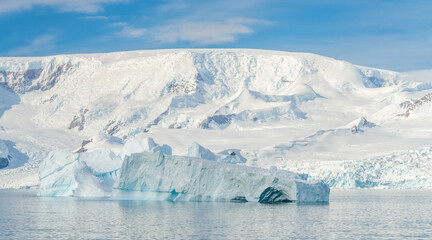 antarktische Eisberg Landschaft bei Portal Point welches am Zugang zu Charlotte Bay auf der Reclus...