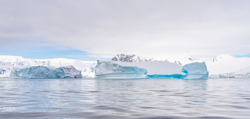 Obraz premium antarktische Eisberg Landschaft bei Portal Point welches am Zugang zu Charlotte Bay auf der Reclus Halbinsel, an der Westküste von Graham Land liegt. 