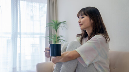 コーヒーを飲みながらくつろぐ女性