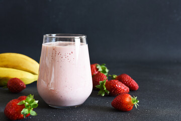 Malksheik. Strawberry smoothie with banana and yogurt. Detox menu.