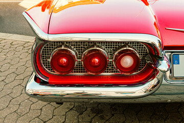 Heckansichteines US Straßenkreuzers mit Heckflossen