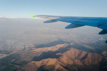 Vista de las montañas y picos montañosos desde la ventanilla de un avion 