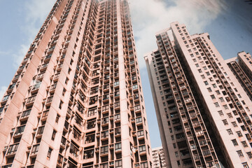 Fototapeta na wymiar un día de paseo en los barrios de Hong Kong a donde habita la gente. muchos pisos, muy congestionado, mucha población. edificios que tocan el cielo