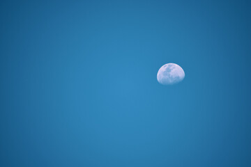 entre el cielo y la luna. cada uno con sus bellezas. cada uno con sus inmensidades. cada uno con eso que los hace únicos © yaninados.ph