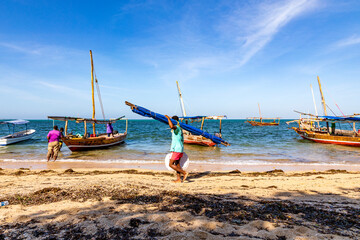 Insel Sansibar im Dorf Fumba, Dhow-Holtboote und Bewohner am Strand. Auf der Tour Blue Lagoon zur...