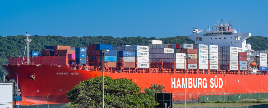 Containerschiff von der Reederei Hamburg Süd Santa Rita mit Container und Hubschrauber zum Ablassen eines Hafen Lotsen beim Auslaufen auf dem Indischen Ozean Südafrika