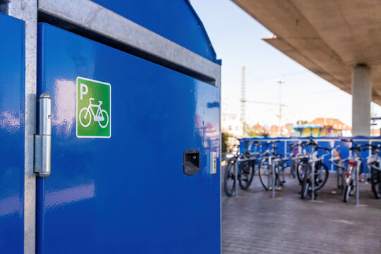 Abschließbare Fahrradbox für Pendler am Bahnhof