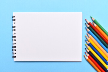 スケッチブックと色鉛筆