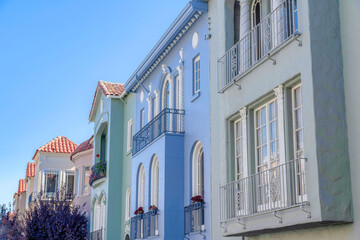 Obraz premium Painted row of houses with window railings at the front in San Francisco, CA