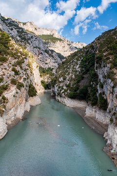 Sécheresse et manque d'eau dans le sud de la France - Le lac de Sainte-Croix et l'entrée des gorges du Verdon à leur niveau le plus bas