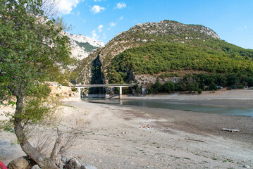 Sécheresse et manque d'eau dans le sud de la France - Le lac de Sainte-Croix et l'entrée des gorges du Verdon à leur niveau le plus bas au Pont du Galétas - obrazy, fototapety, plakaty