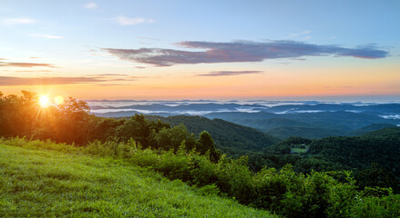 Fototapeta na wymiar Beautiful view of North Carolina Blue Ridge Mountains at dawn