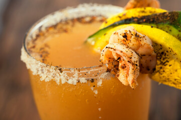 La michelada es una bebida alcohólica Mexicana que se prepara mezclando cerveza, jugo de limón, picante y sal, y agregando salsas sazonadoras