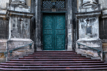 Fototapeta na wymiar Ancient doors in the cathedral, turquoise old doors.