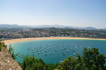 Fototapeta premium Panorámica de una playa y bahía de San Sebastián, España.