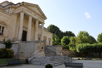 Fototapeta na wymiar Le palais de justice, vue de l'extérieur, ville de Cahors, département du Lot, France