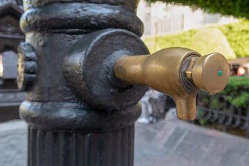 antiguo bebedero de agua de fierro en la calle de leon guanajuato mexico