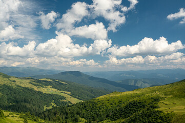Fototapeta na wymiar Landscape of ukrainian carpathian mountains and cloudy sky