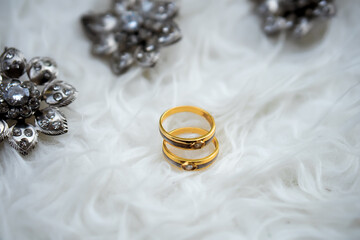 Obraz na płótnie Canvas A gold ring for wedding.