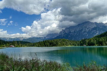 Fototapeta na wymiar Das Karwendel-Gebirge und der Lautersee bei Mittenwald