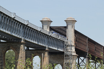 Le plus long pont ferroviaire de France traversant la Dordogne à Cubzac-Les-Ponts