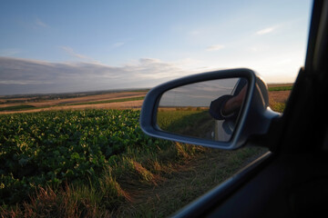 Krajobraz odbity w lusterku auta. © Adam Sadlak