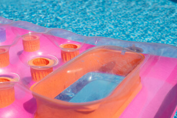 Pinke Luftmatratze schwimmt  im Pool