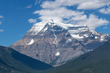 Fototapeta na wymiar Mount Robson in summer, Mount Robson Provincial Park, Rocky Mountains, British Columbia, Canada.