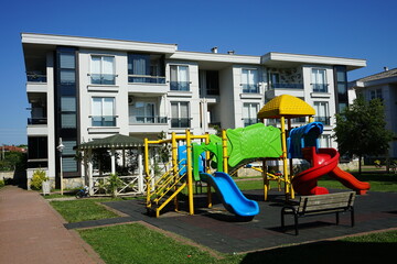 Kinderspielplatz mit Klettergerüst und buntem Plastik und Kunststoff im Sommer bei blauem Himmel...
